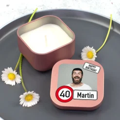 Kerze zum Geburtstag mit Foto, Name & Alter personalisiert | Mini Duftkerze im Verkehrszeichen Look