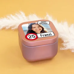 Kerze zum Geburtstag mit Foto, Name & Alter personalisiert | Mini Duftkerze im Verkehrszeichen Look
