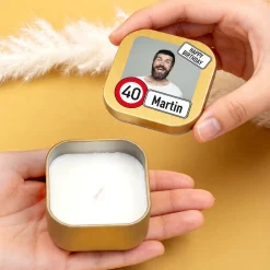 Kerze zum Geburtstag mit Foto, Name & Alter personalisiert | Mini Duftkerze im Verkehrszeichen Look