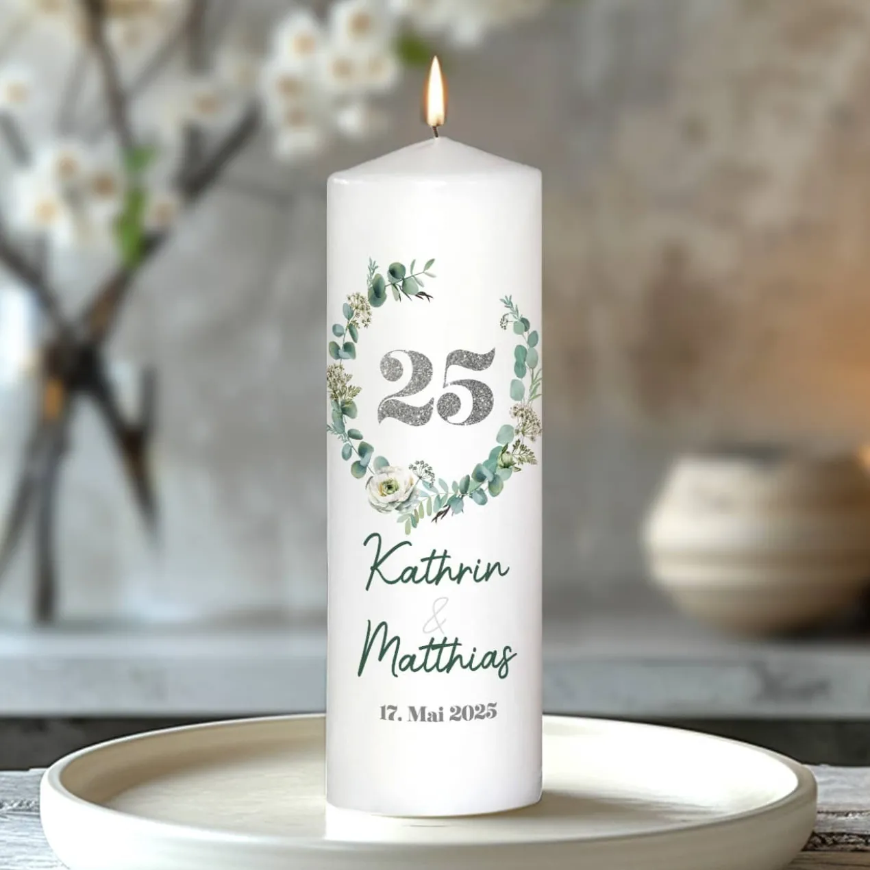 Kerze zur Silberhochzeit mit Namen, Datum & Eukalyptuskranz