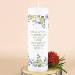 Kerze zur Taufe, Kommunion und Konfirmation mit lila Blumenmotiv