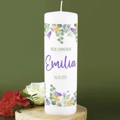 Kerze zur Taufe, Kommunion und Konfirmation mit lila Blumenmotiv