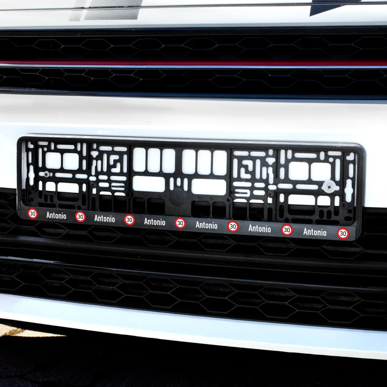 KFZ Kennzeichen Halter zum Geburtstag mit Verkehrszeichen Motiv | Personalisiert mit Name und Alter