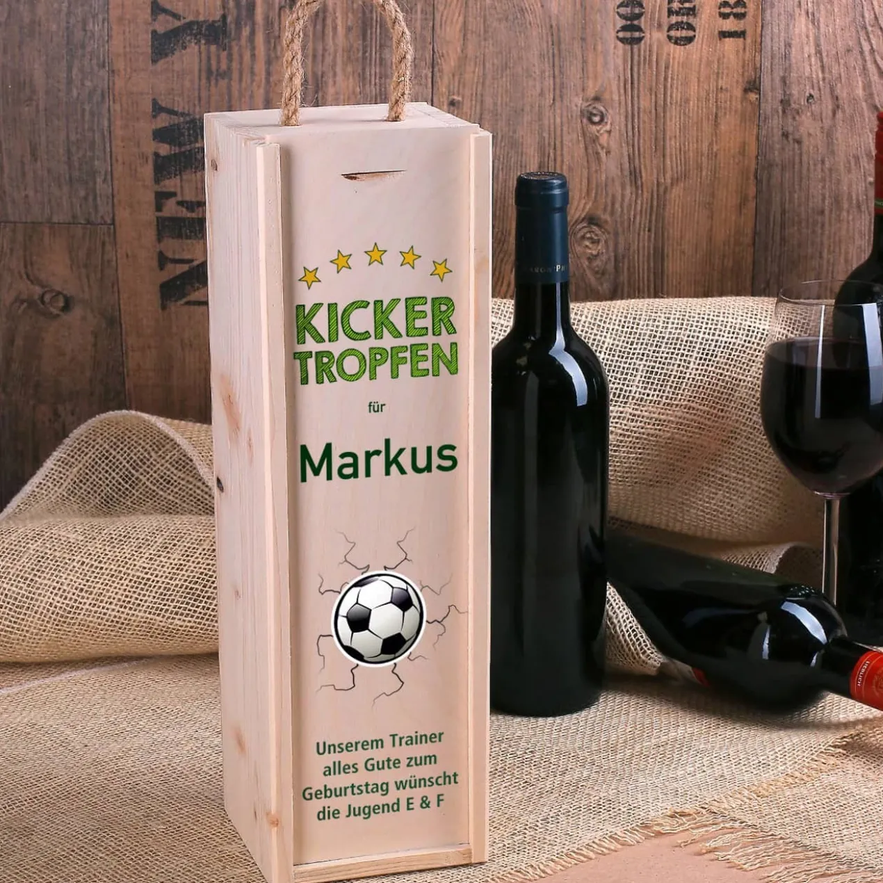 Kickertropfen - Flaschenverpackung aus Holz mit Name und Wunschtext für Fußballer