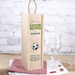 Kickertropfen - Flaschenverpackung aus Holz mit Name und Wunschtext für Fußballer