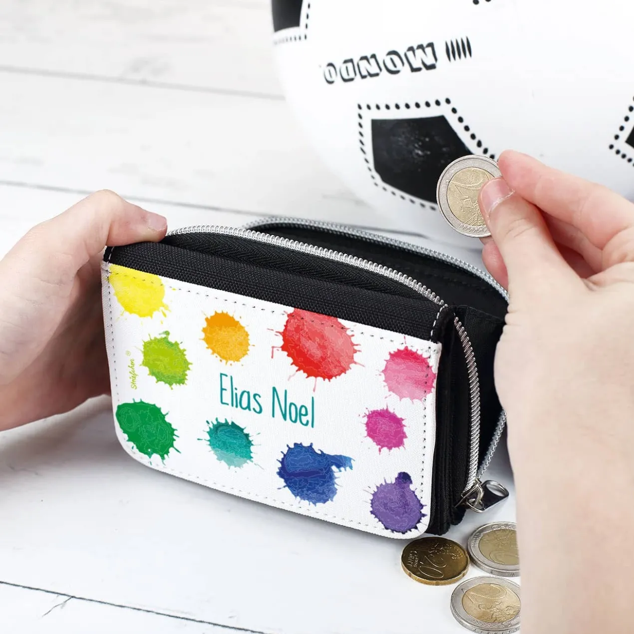 Kinder-Geldbörse mit bunten Farbklecksen und Name