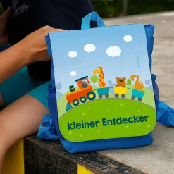 Kinderrucksack mit bunter Eisenbahn und Name