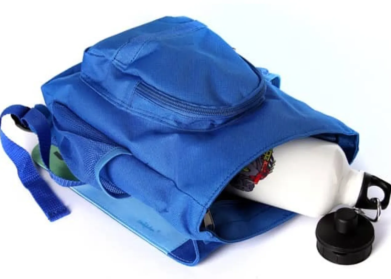 Kinderrucksack mit bunter Eisenbahn und Name