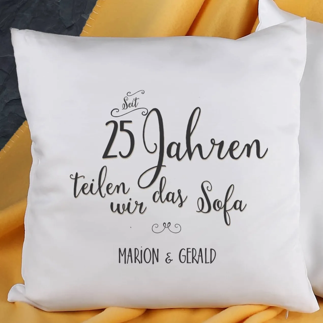 Kissen für Paare - Seit Jahren teilen wir das Sofa - mit Jahreszahl und Wunschtext