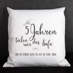 Kissen für Paare - Seit Jahren teilen wir das Sofa - mit Jahreszahl und Wunschtext