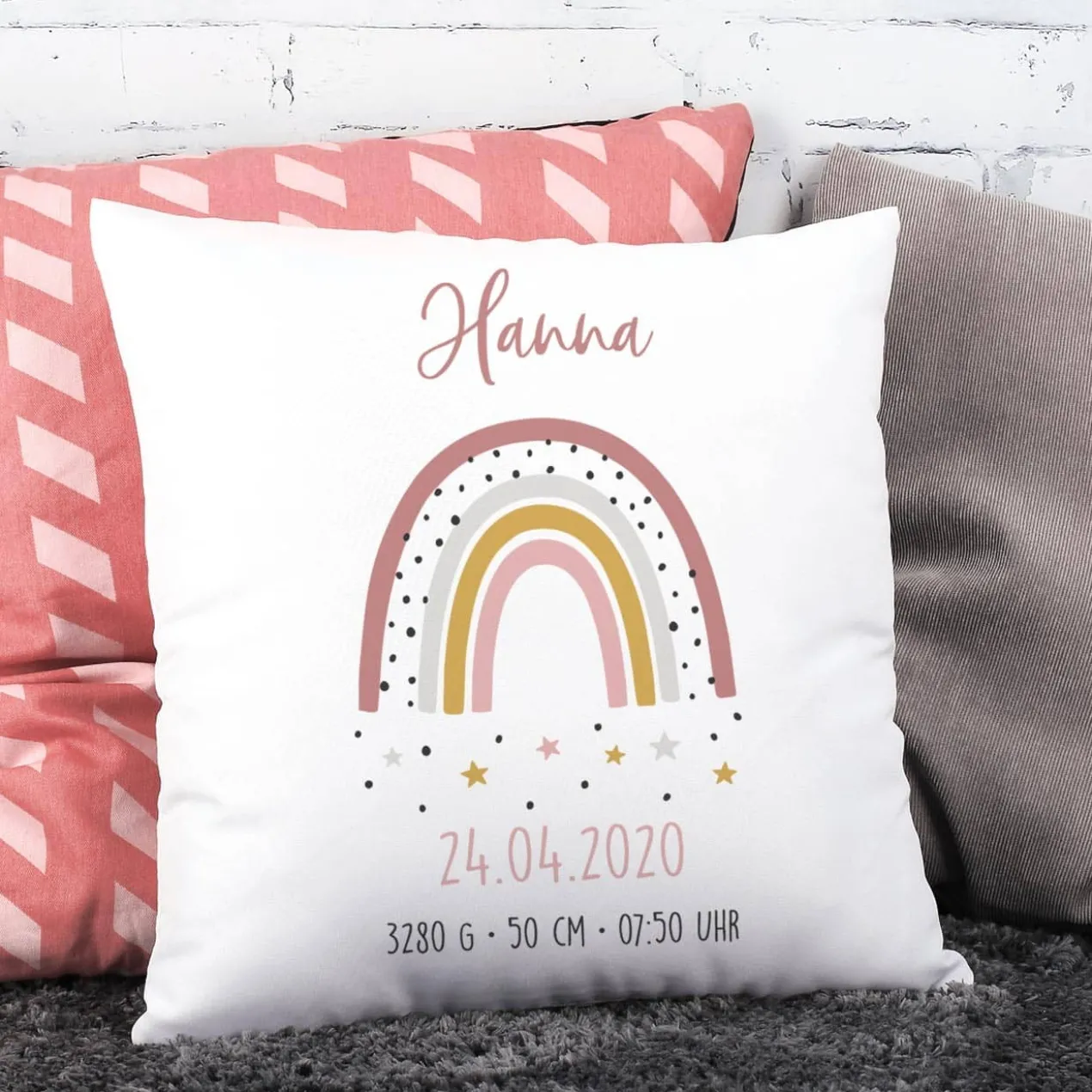 Kissen mit Regenbogen zur Geburt für Mädchen