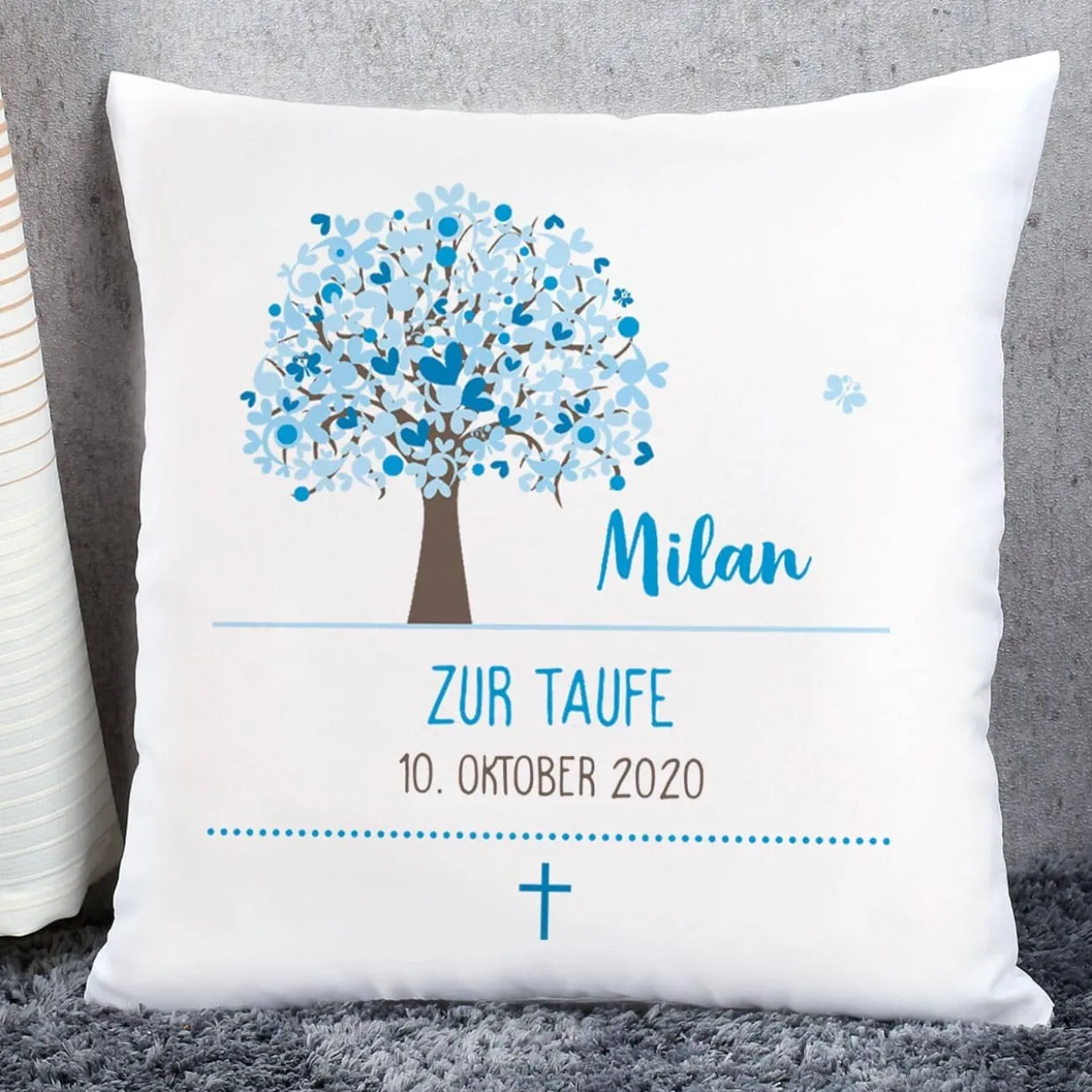 Kissen zur Taufe mit Lebensbaum in blau, Name, Datum und Wunschtext