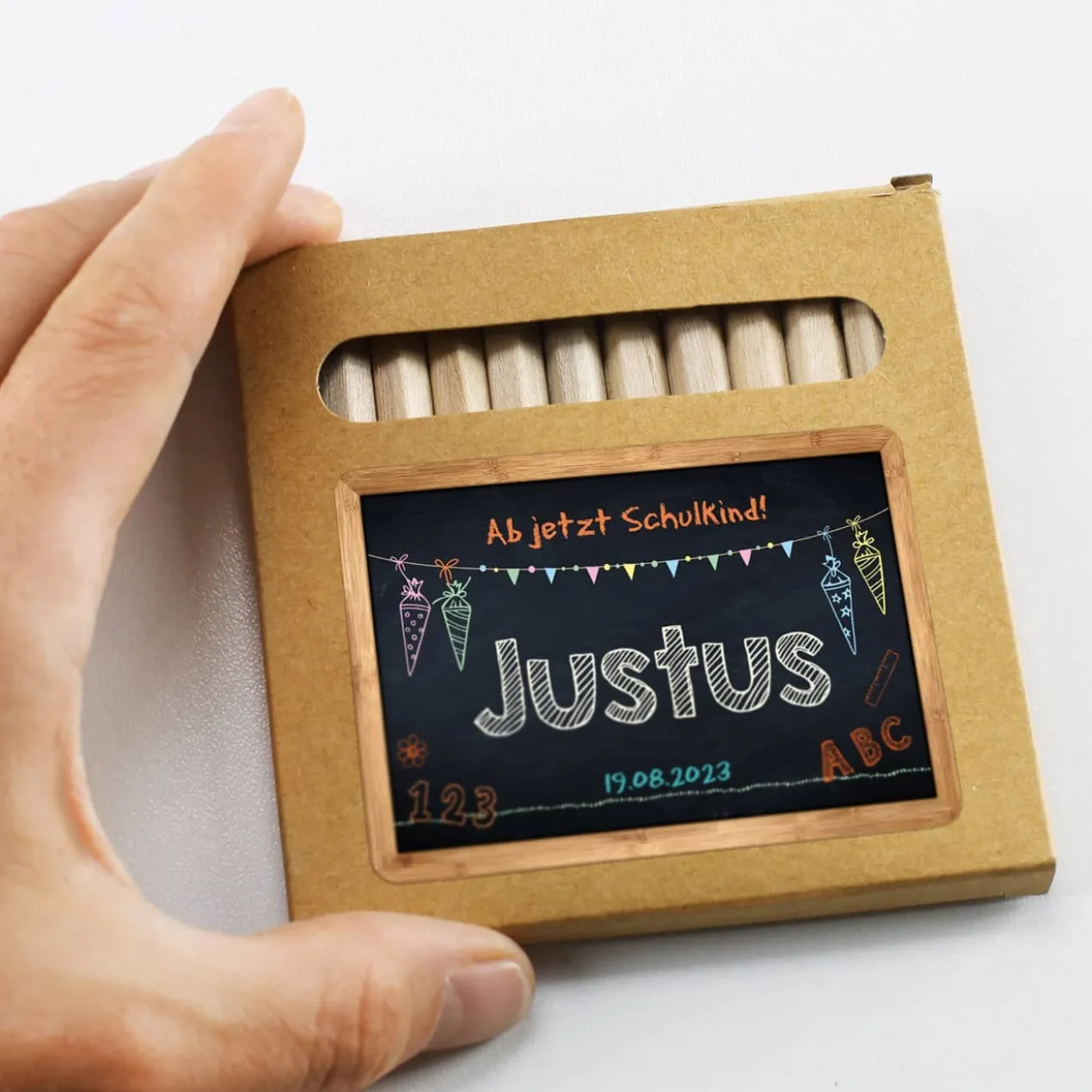 12 kleine Buntstifte mit personalisiertem Etikett zum Schulstart
