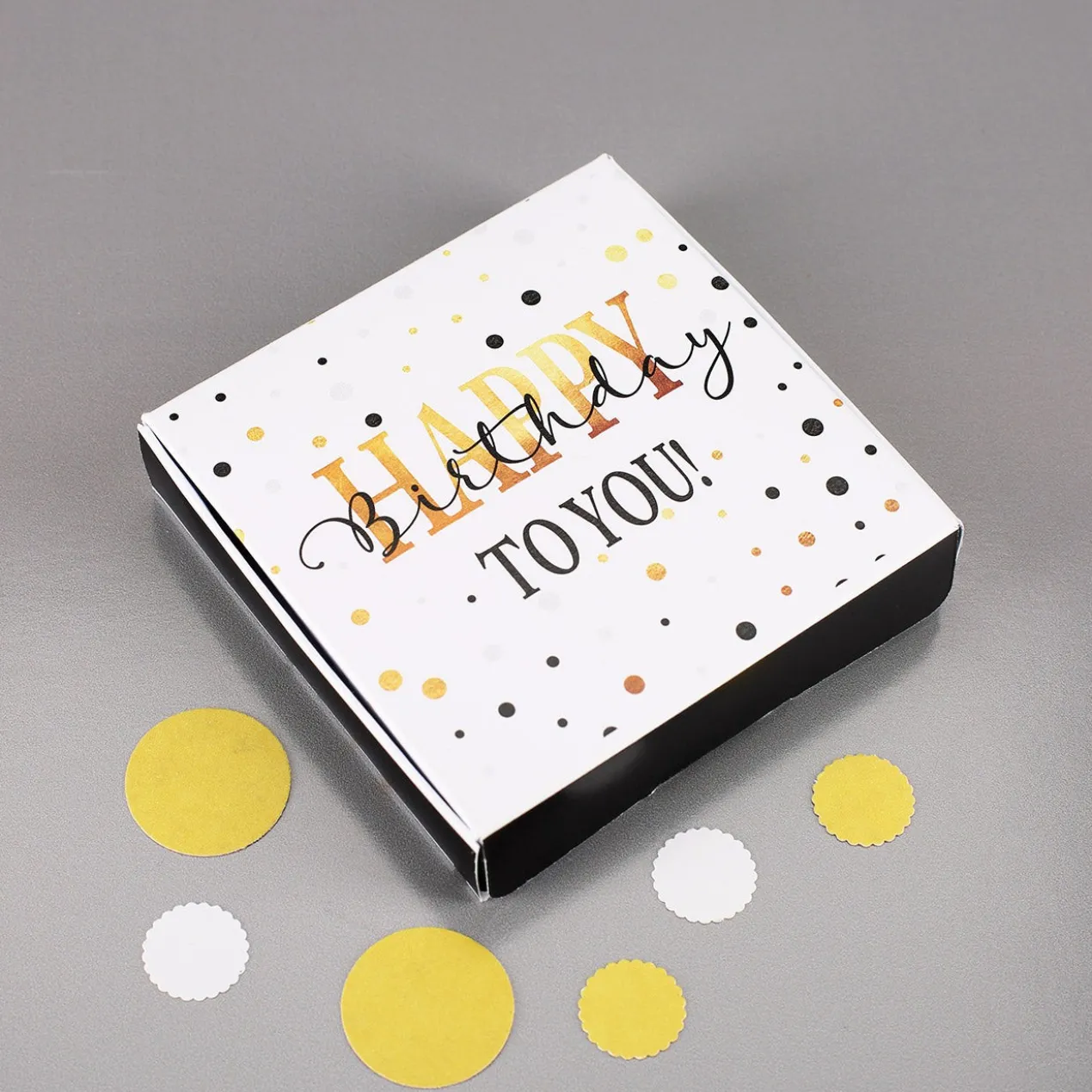 Kleine Geschenkbox aus Papier in verschiedenen Designs für Geld oder Gutscheine