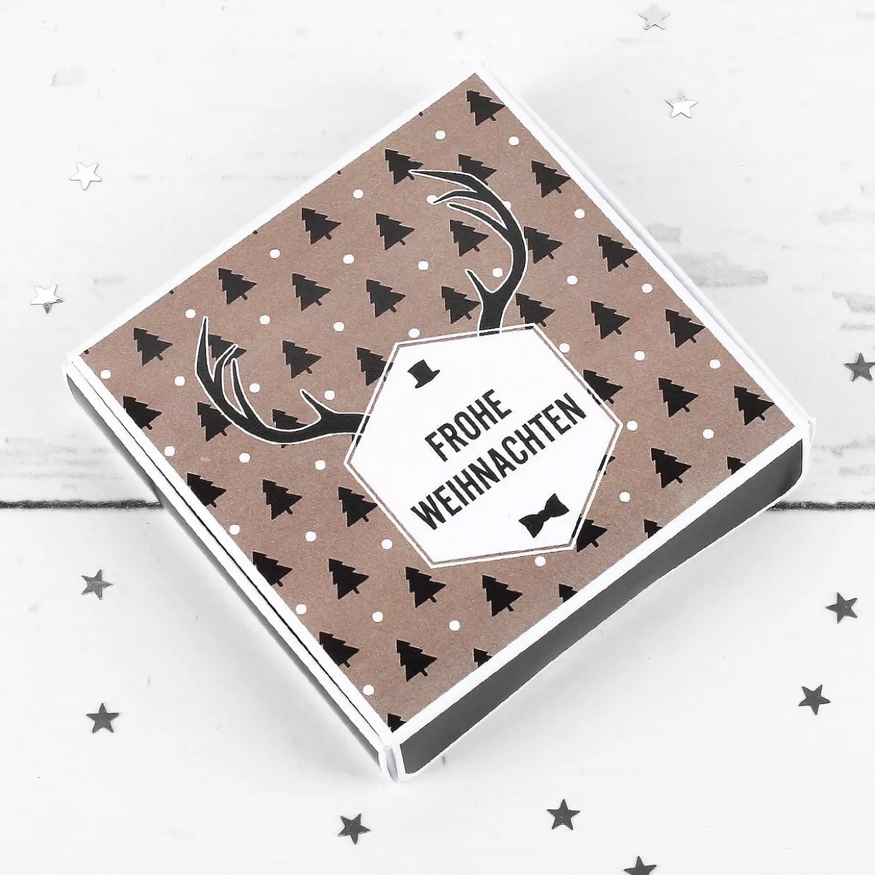 Kleine Geschenkbox aus Papier in verschiedenen Designs für Geld oder Gutscheine