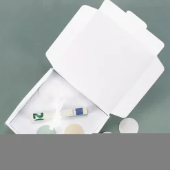 Kleine Geschenkbox aus Papier in verschiedenen Designs für Geld oder Gutscheine