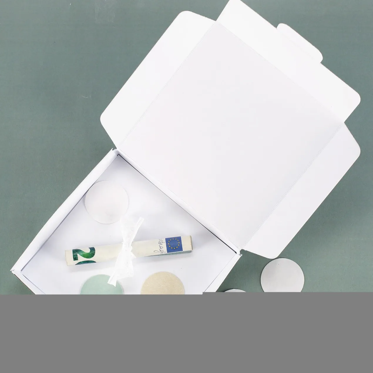 Kleine Geschenkbox aus Papier in verschiedenen Designs für Geld oder Gutscheine