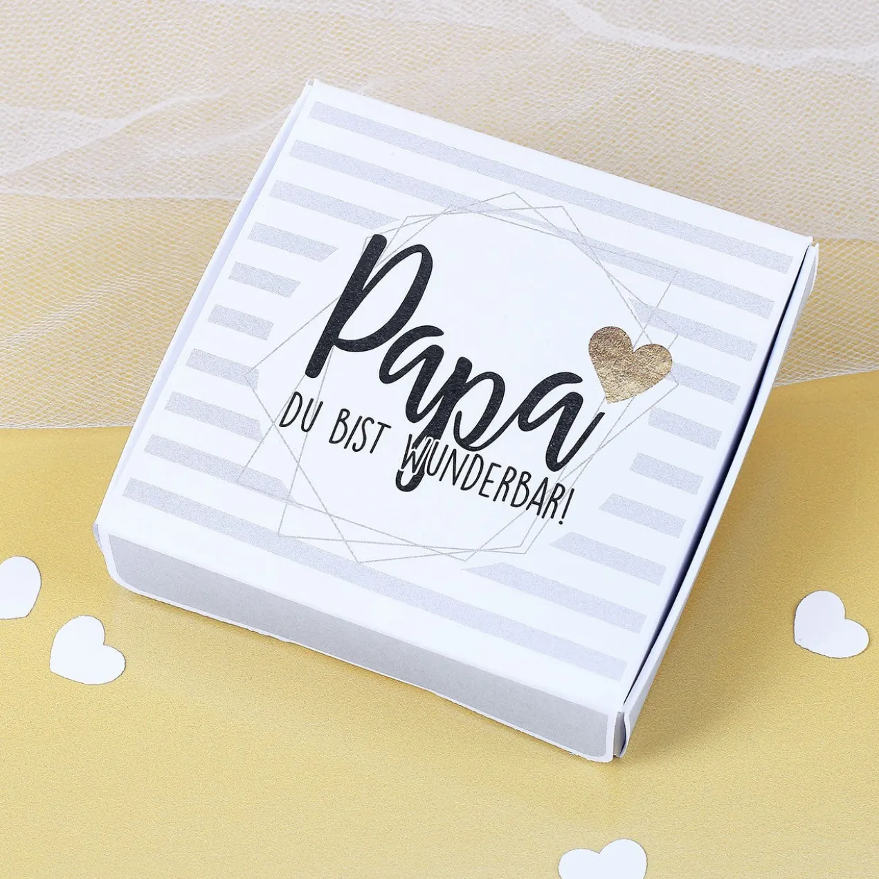 Kleine Geschenkbox aus Papier in verschiedenen Designs für Geld oder Gutscheine
