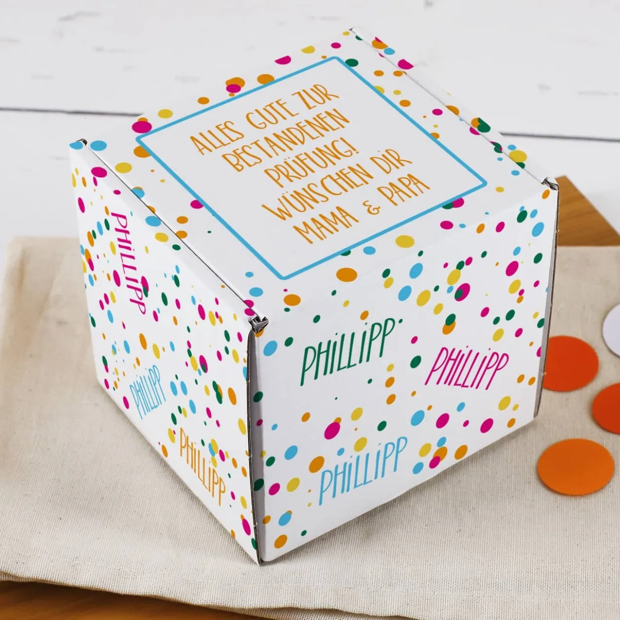Kleiner Geschenkkarton mit Konfetti, Name und Wunschtext