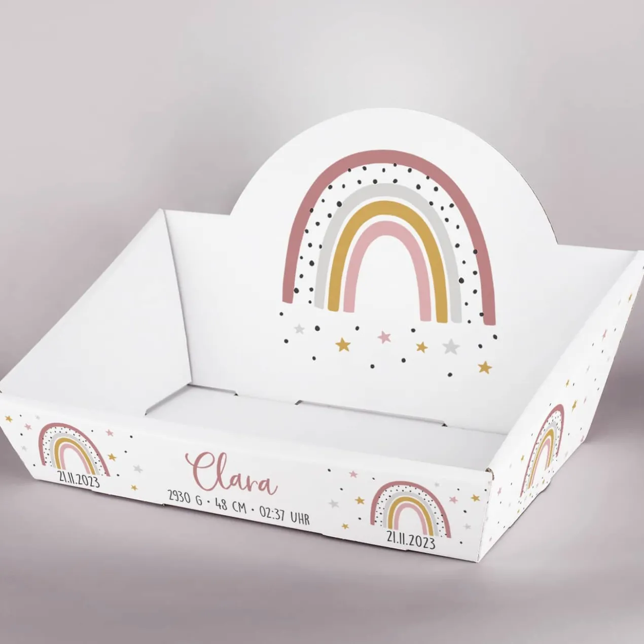 Kleiner Geschenkkorb mit Regenbogenmotiv zur Geburt in rosa oder blau - wahlweise gefüllt