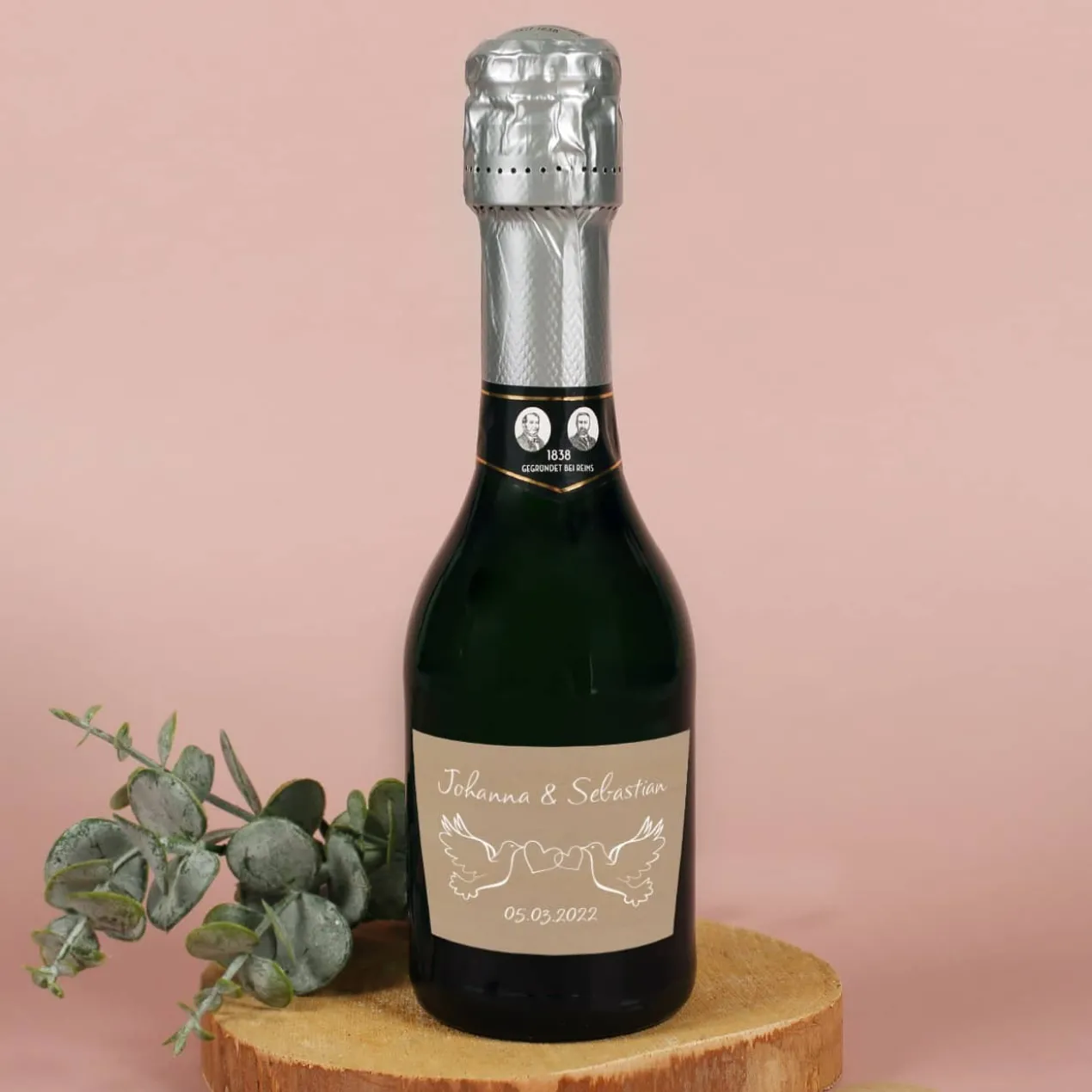 Kleiner Sekt zur Hochzeit mit Taubenmotiv, Namen und Datum | Geldermann Flaschengärung