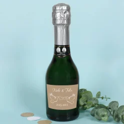 Kleiner Sekt zur Hochzeit mit Taubenmotiv, Namen und Datum | Geldermann Flaschengärung