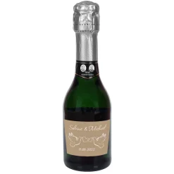 Kleiner Sekt zur Hochzeit mit Taubenmotiv, Namen und Datum | Geldermann Flaschengärung