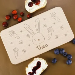 Kleines Holzbrettchen für Kinder mit süßem Häschenmotiv graviert