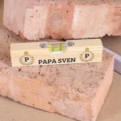Kleine Wasserwaage aus Holz mit Name und Initialen bedruckt