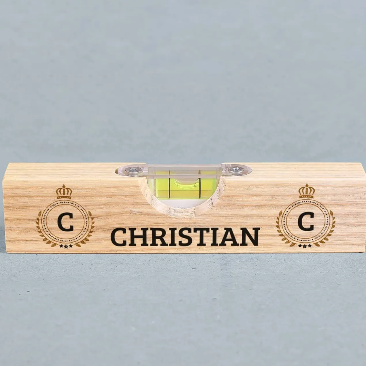 Kleine Wasserwaage aus Holz mit Name und Initialen bedruckt