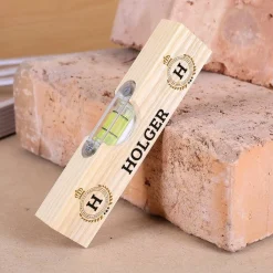 Kleine Wasserwaage aus Holz mit Name und Initialen bedruckt