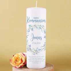 Kommunionkerze mit hellblauem Blumenkranz und christlichen Symbolen