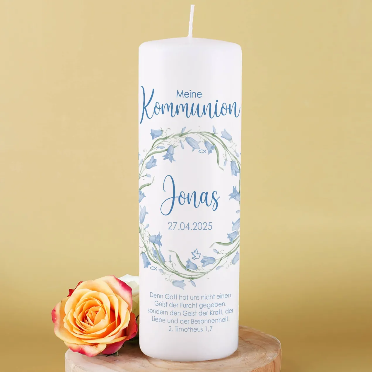 Kommunionkerze mit hellblauem Blumenkranz und christlichen Symbolen