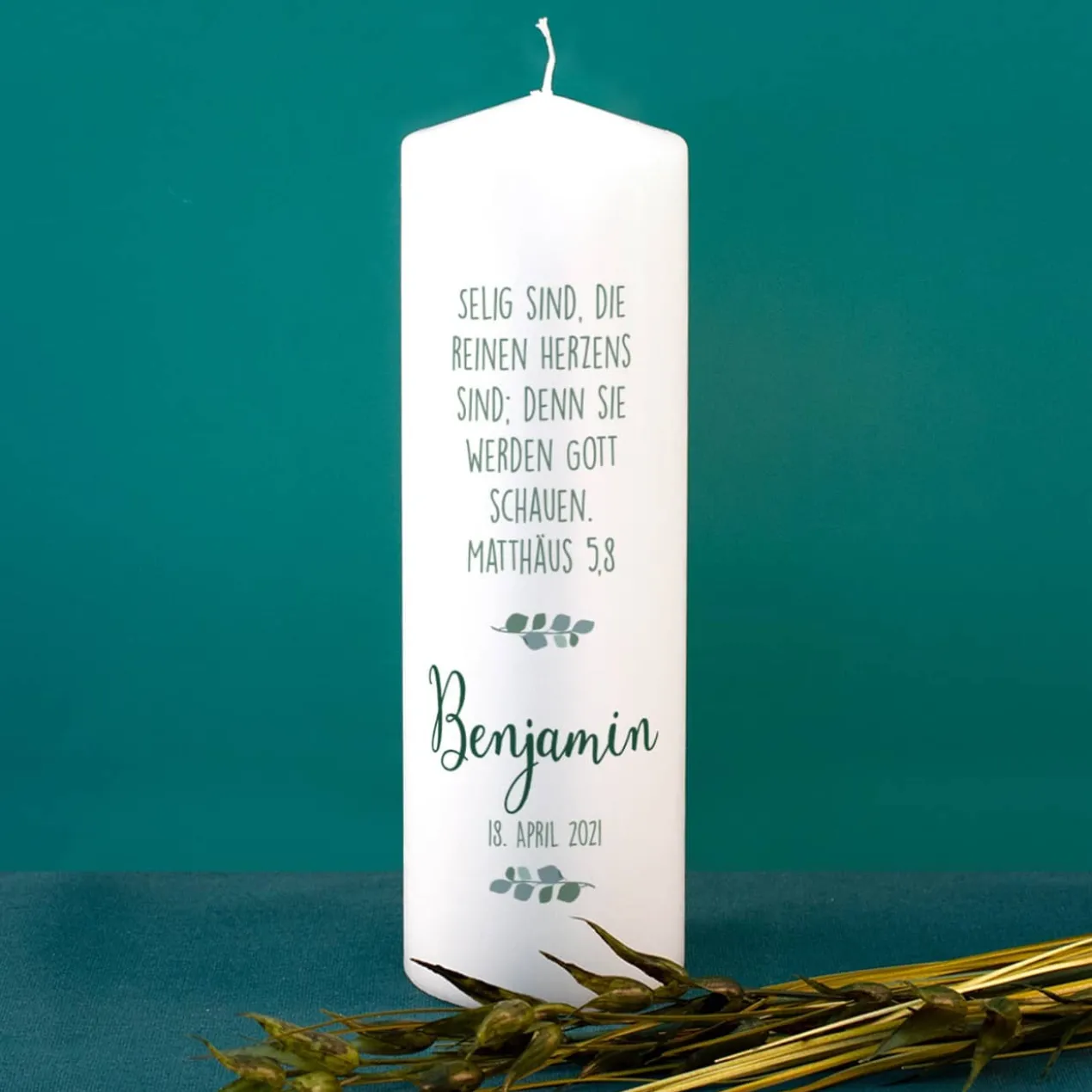 Konfirmationskerze mit Foto im Rahmen aus Eukalyptusblättern