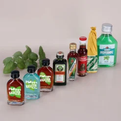 Kräutergarten mit Pflanzkiste und verschiedenen Kräuterschnäpsen - mit Name