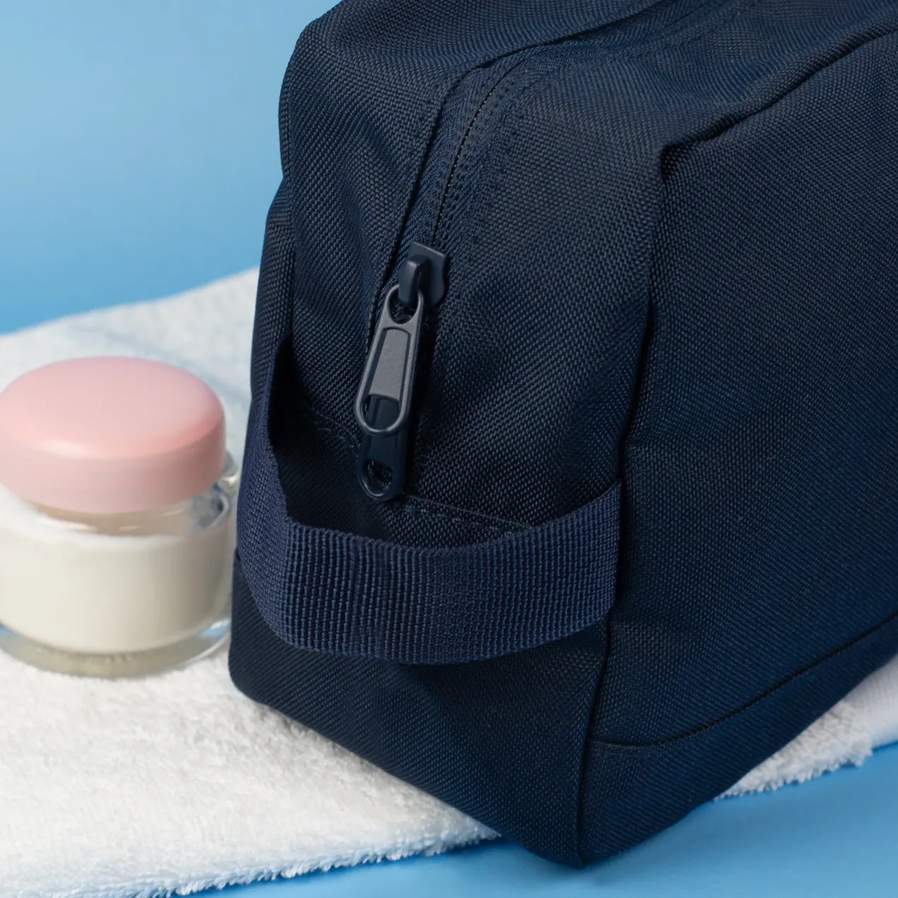 Kulturbeutel in Schwarz, Navy oder Rosa mit Namensaufdruck