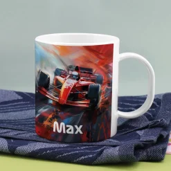 Kunststofftasse mit Rennwagen und Wunschname bedruckt