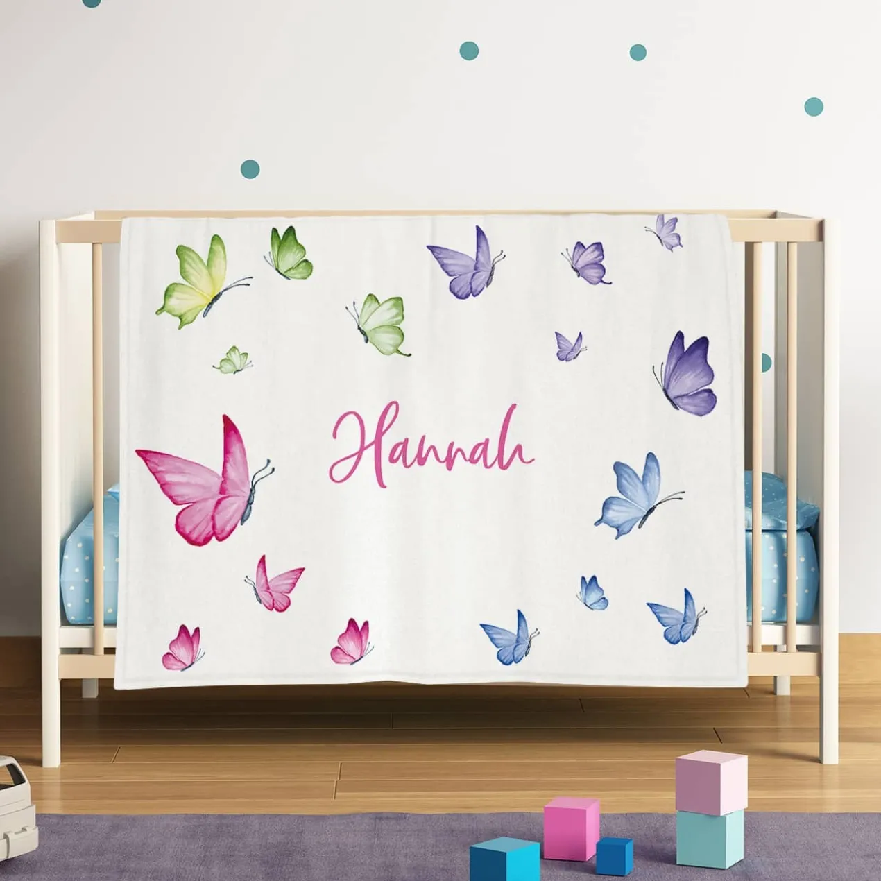 Kuscheldecke mit Schmetterlingsmotiv und Namensaufdruck