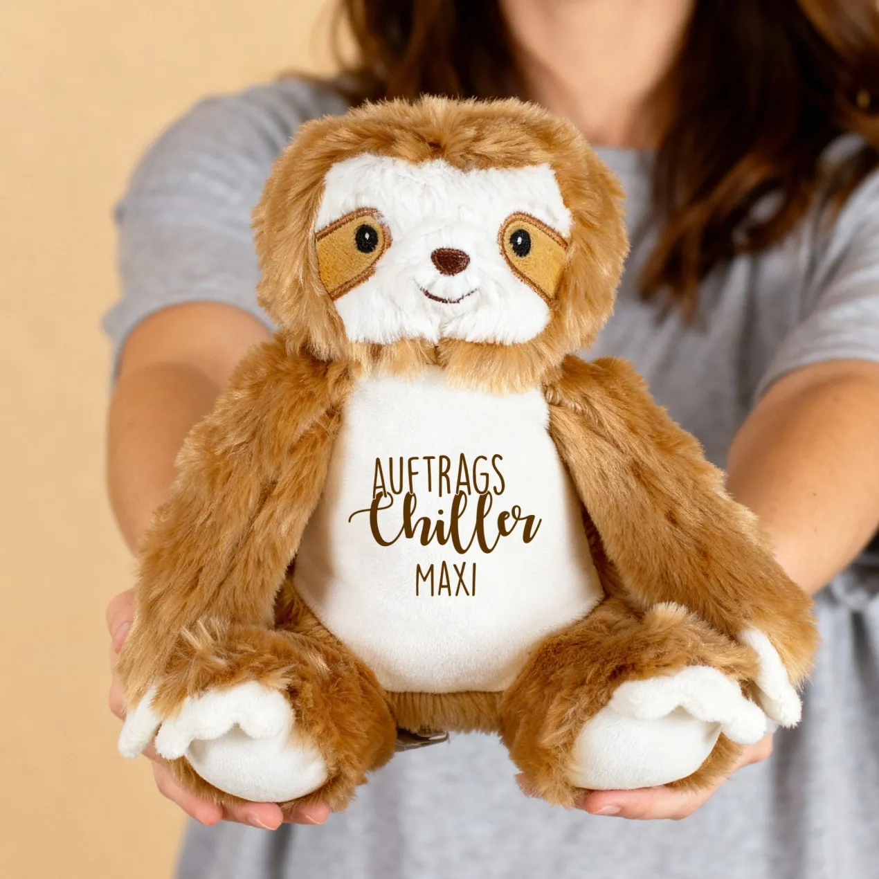Kuscheltier 'Auftragschiller' Faultier mit Name personalisiert | Plüschtier mit Spruch als Geschenk
