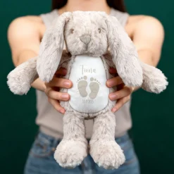 Kuscheltier Hase mit Babyfüßchen | Personalisiert mit Name & Datum zur Geburt & Taufe | Farbauswahl