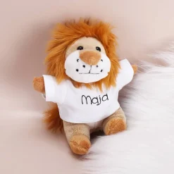 Kuschliger Löwe mit persönlichem T-Shirt mit Namensaufdruck