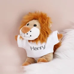 Kuschliger Löwe mit persönlichem T-Shirt mit Namensaufdruck