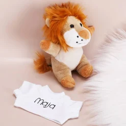 Kuschliger Löwe mit persönlichem T-Shirt mit Namensaufdruck
