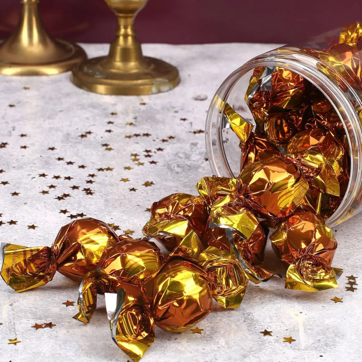 Leckere Pralinen in weihnachtlicher Flasche