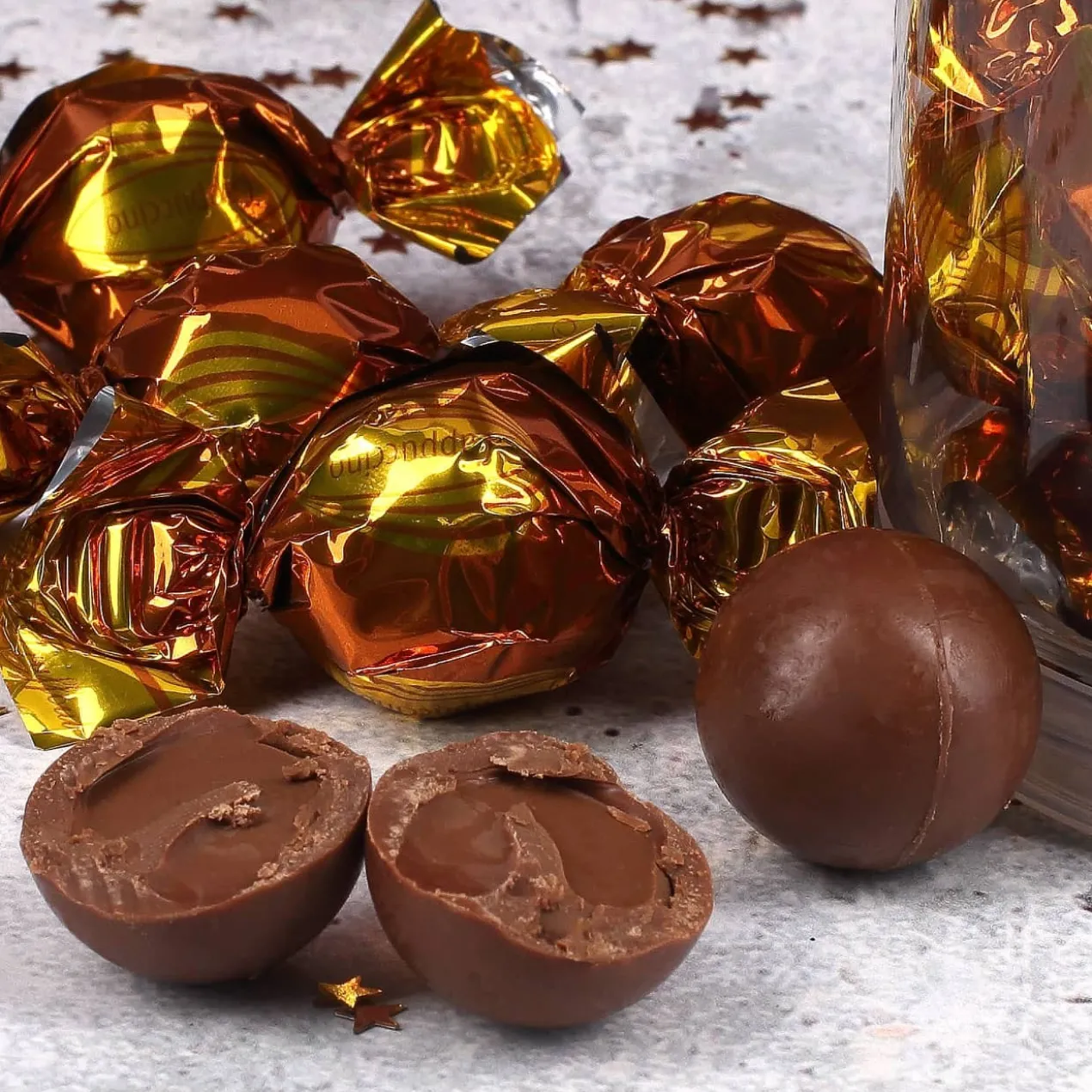 Leckere Pralinen in weihnachtlicher Flasche