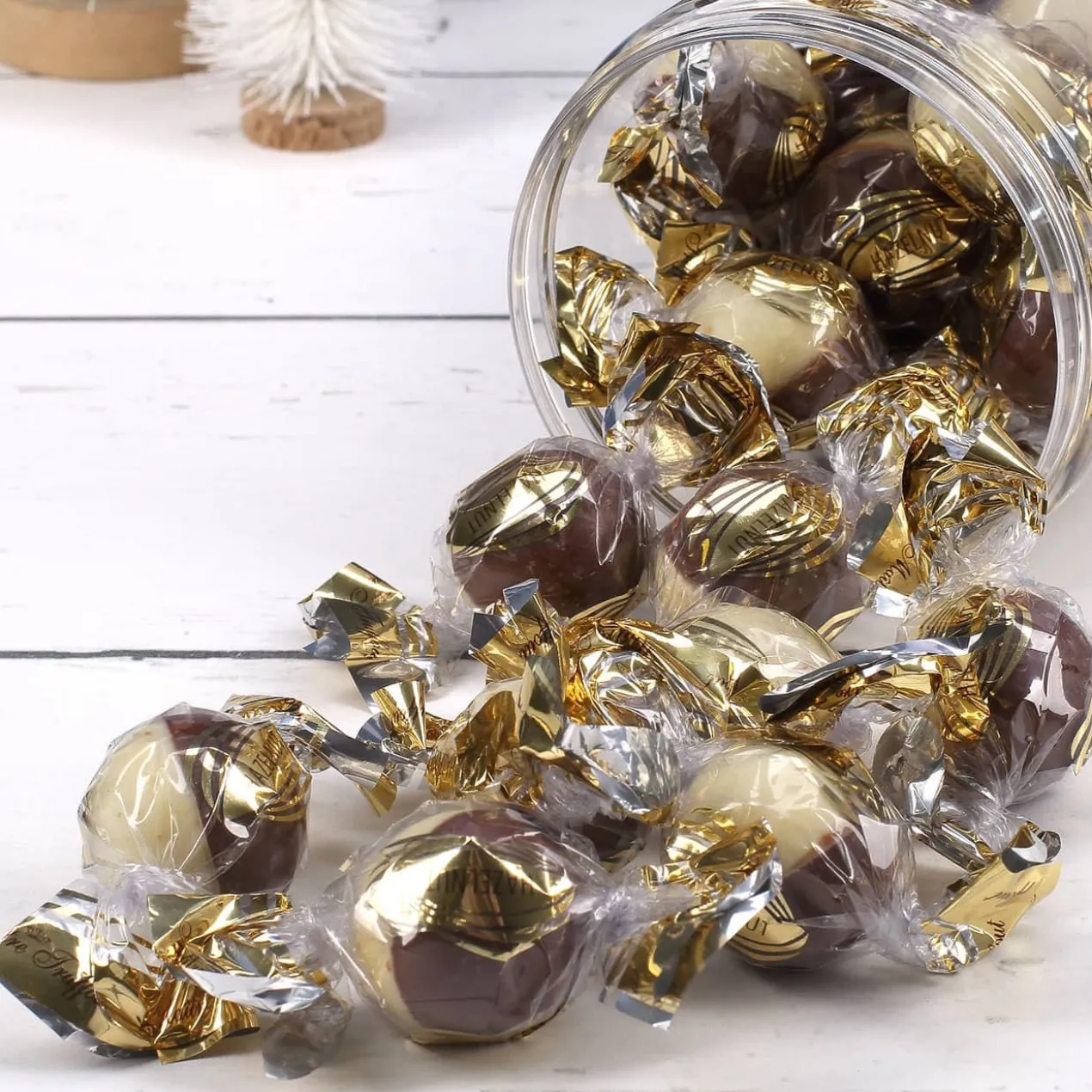 Leckere Pralinen in weihnachtlicher Flasche