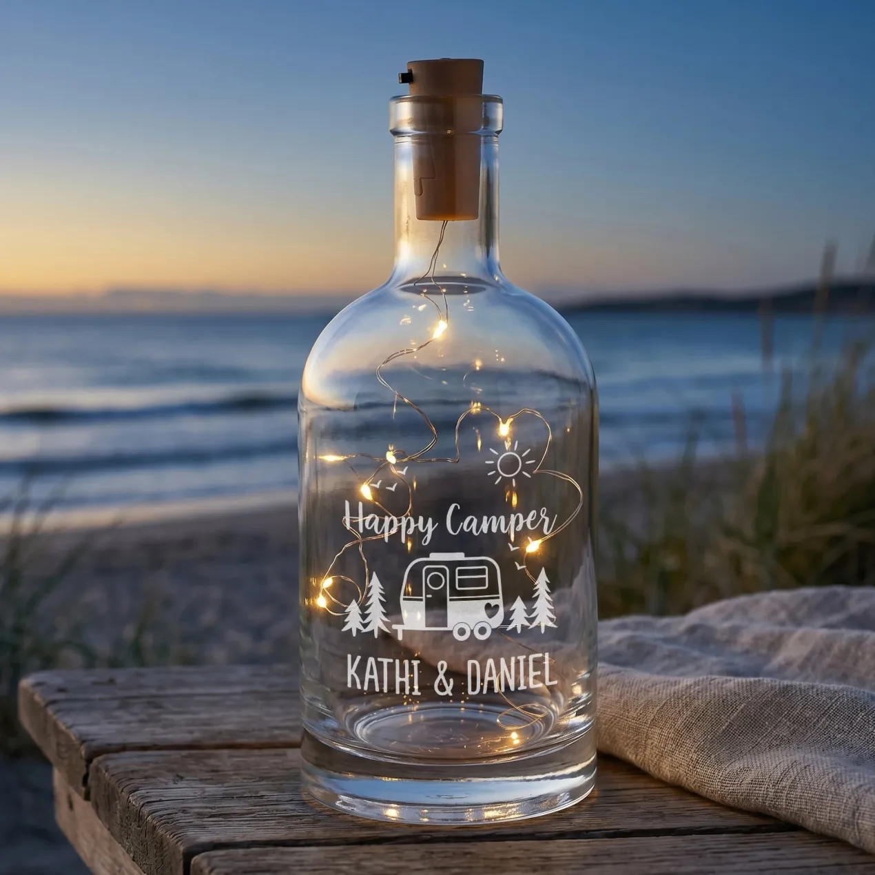 LED Karaffe 'Happy Camper' mit Wunschtext personalisiert | Camping Flaschenlicht aus Glas | Deko Licht