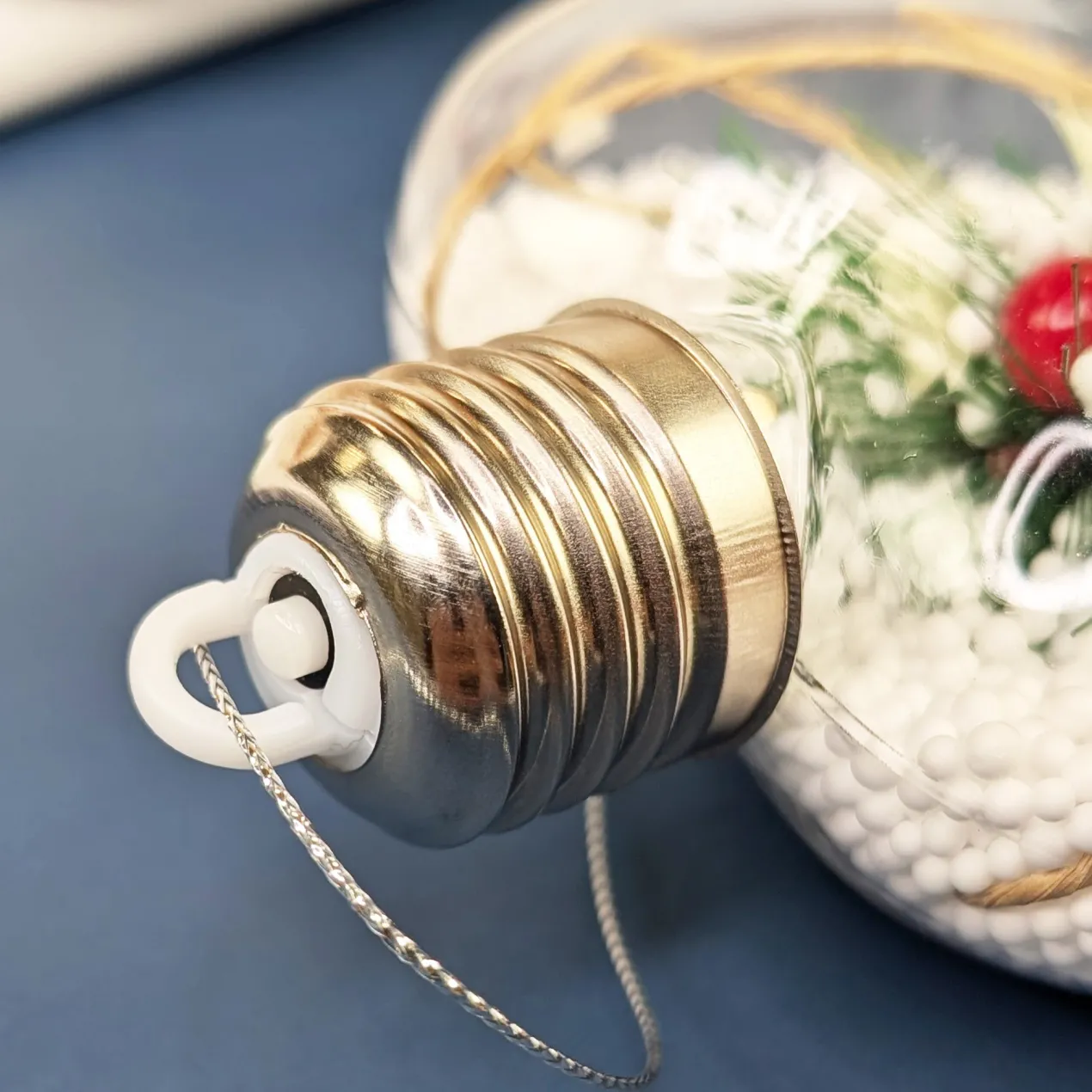 LED Weihnachtskugeln mit Schnee und Zweig in 3 Formen