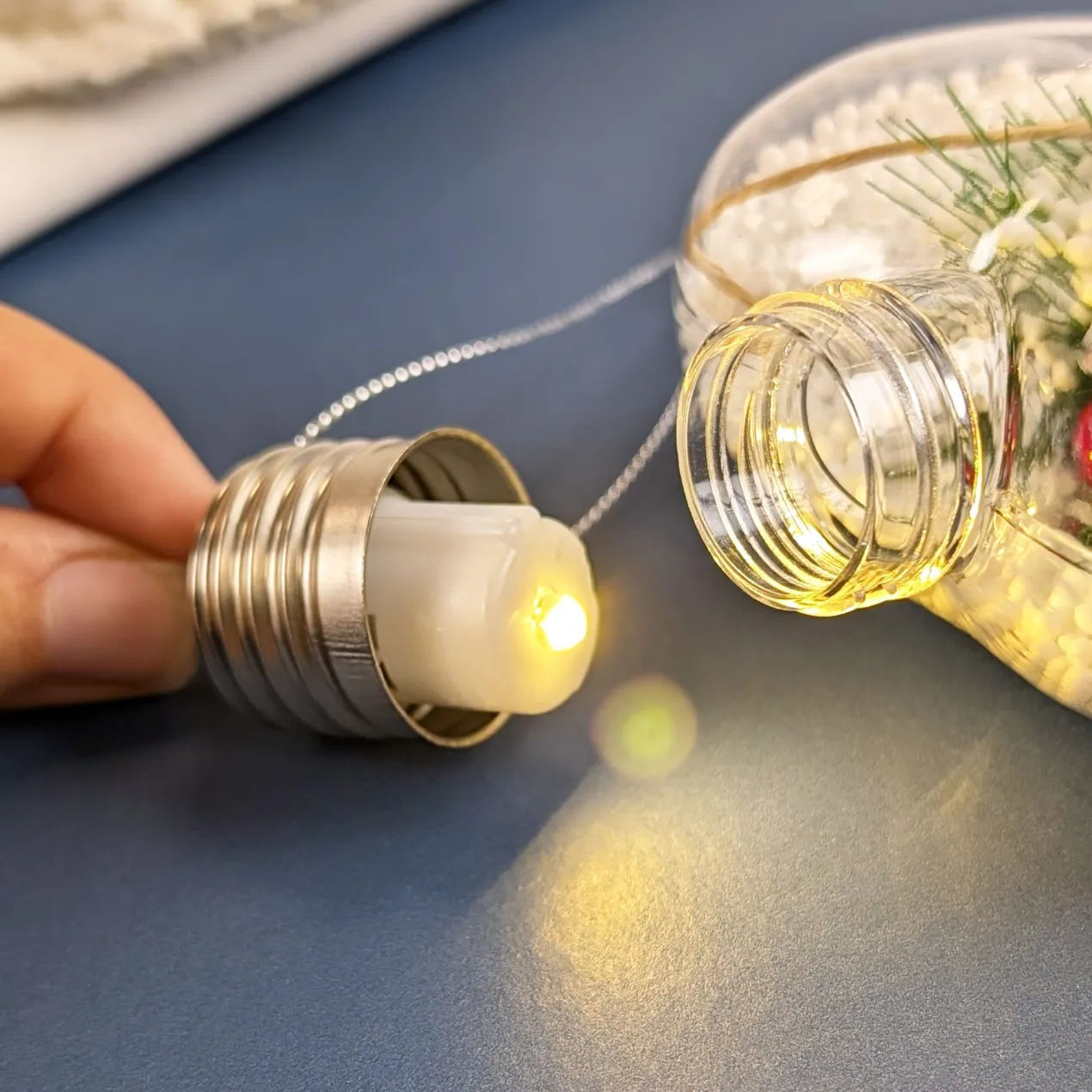 LED Weihnachtskugeln mit Schnee und Zweig in 3 Formen