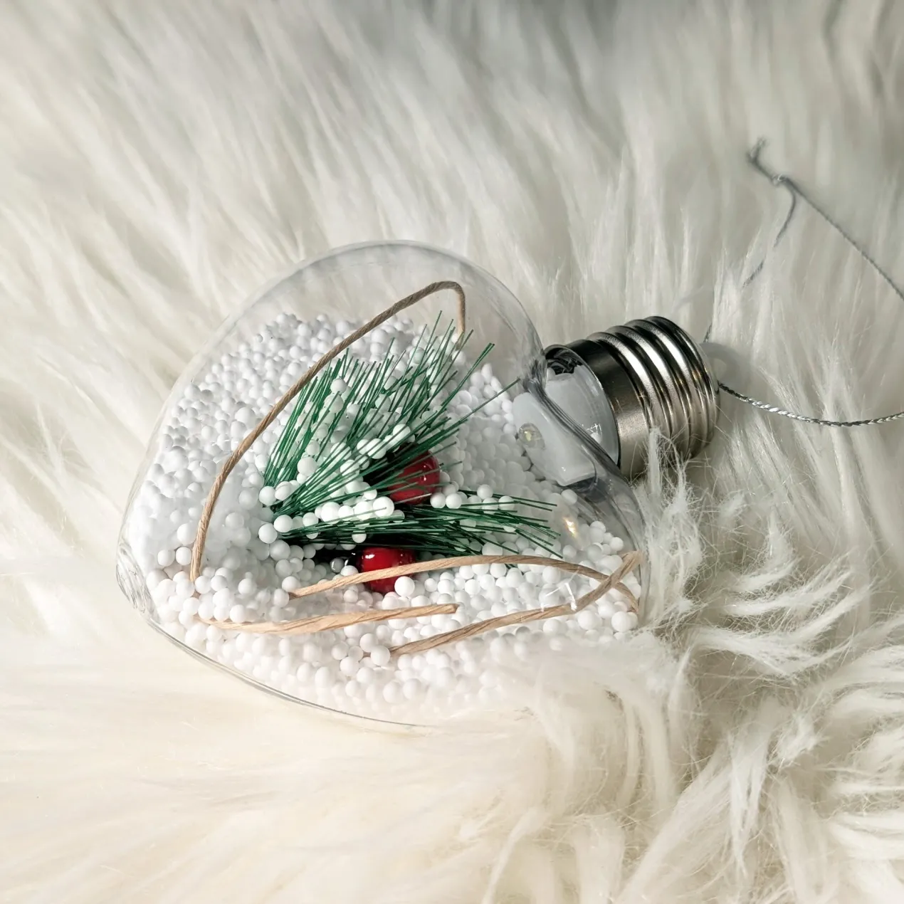 LED Weihnachtskugeln mit Schnee und Zweig in 3 Formen